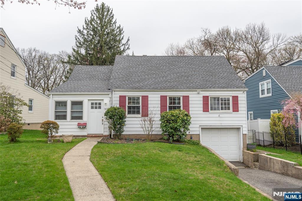 141 Monroe Ave, River Edge, New Jersey - 4 Bedrooms  
2 Bathrooms  
9 Rooms - 