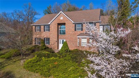 Photo of 10 Pierson Court, Mahwah, NJ 07430 (MLS # 26011987)