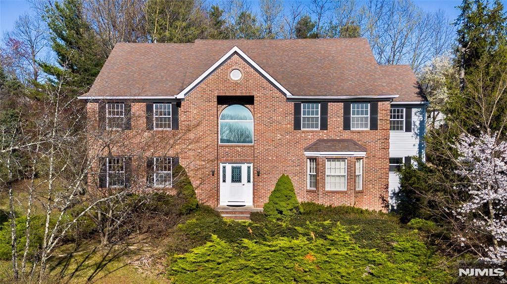 Photo of 10 Pierson Court, Mahwah, NJ 07430 (MLS # 26011987)