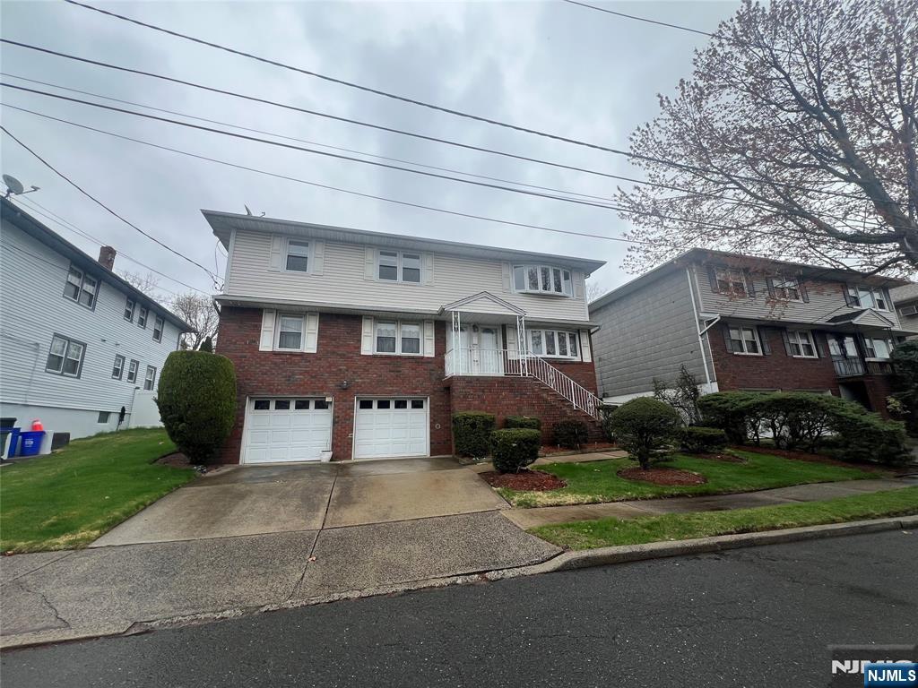390 Mayer Ct, Ridgefield, New Jersey - 3 Bedrooms  
2 Bathrooms  
6 Rooms - 