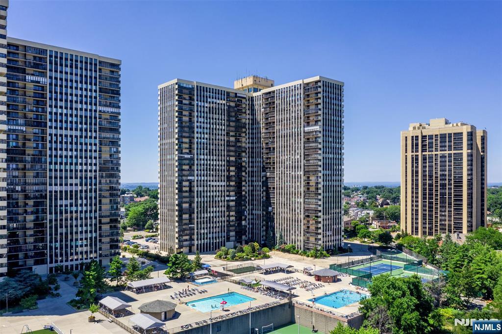 300 Winston Dr 2701, Cliffside Park, New Jersey - 2 Bedrooms  
2 Bathrooms  
5 Rooms - 