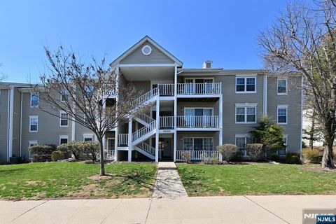 Photo of 893 Tuliptree, Mahwah, NJ 07430 (MLS # 26010416)