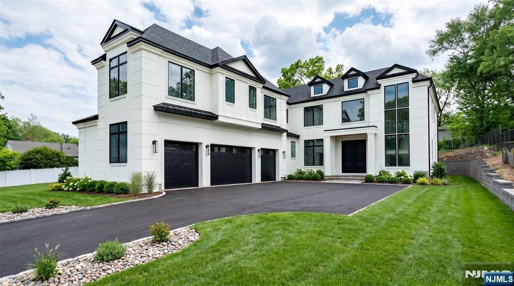 Photo of 196 Midwood Road, Paramus, NJ 07652 (MLS # 26017874)