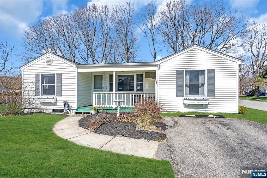 226 Ashley Avenue, Hackettstown, New Jersey - 3 Bedrooms  
2 Bathrooms  
5 Rooms - 