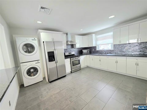 Photo of 815 Fairview LN #2nd FL, Fort Lee, NJ 07024 (MLS # 26027243)