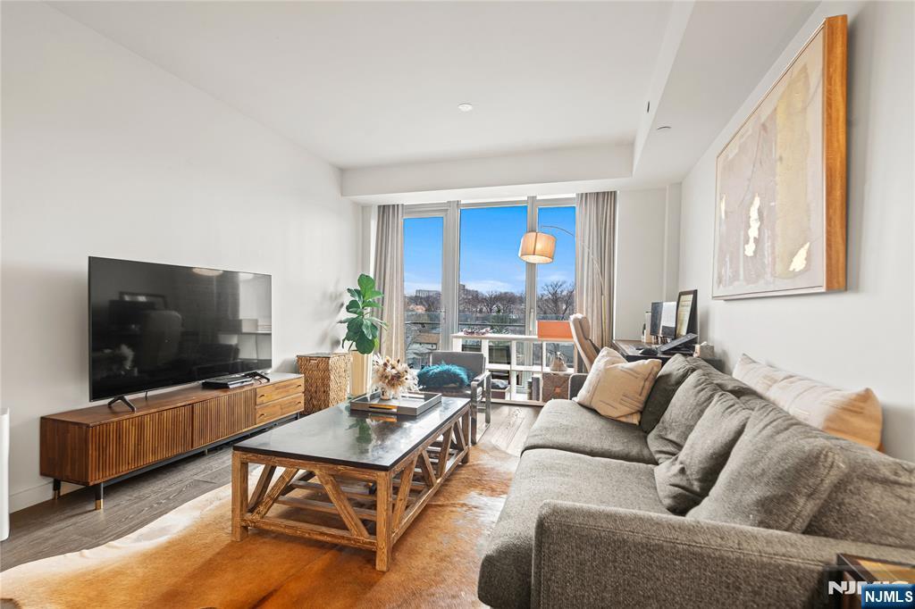 320 Adolphus Ave 612, Cliffside Park, New Jersey - 2 Bedrooms  
2 Bathrooms  
5 Rooms - 