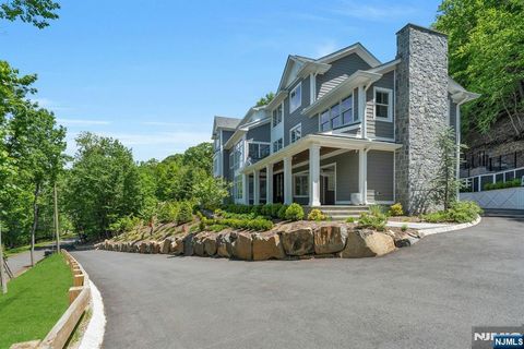 Photo of 976 Scioto Dr, Franklin Lakes, NJ 07417 (MLS # 26020458)
