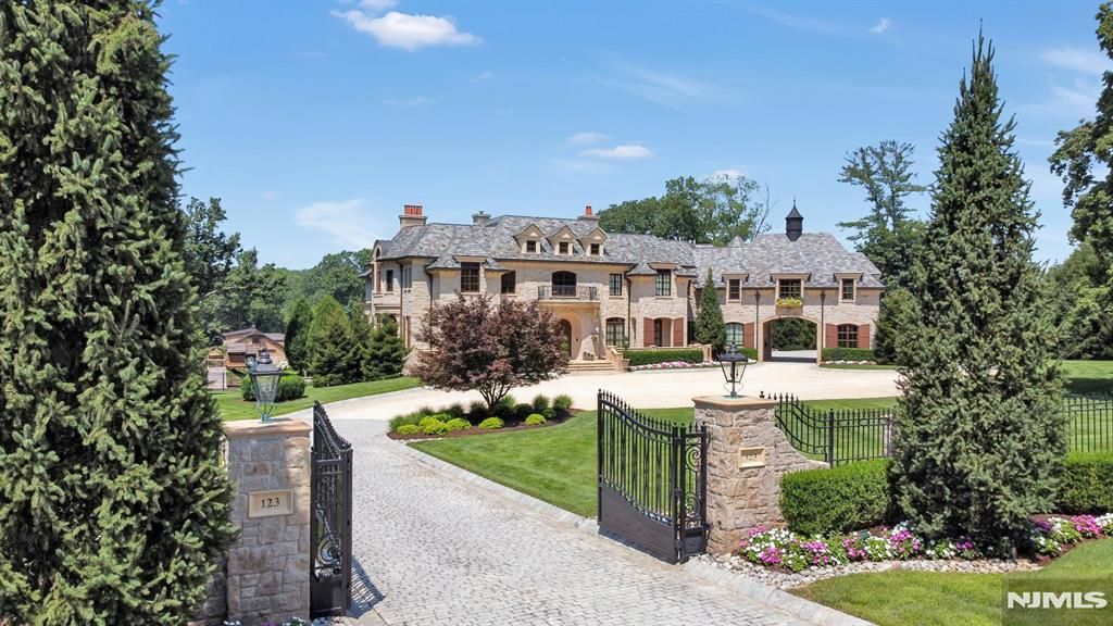 Photo of 123 E Saddle River Road, Saddle River, NJ 07458 (MLS # 25034825)