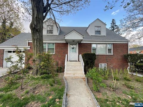 Photo of 333 Tremont Ave #2, Fort Lee, NJ 07024 (MLS # 26013807)