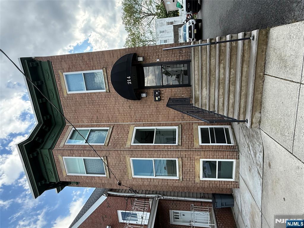 Rental Property at 214 Riverview Pl 1, Cliffside Park, New Jersey - Bedrooms: 2 
Bathrooms: 1 
Rooms: 4  - $2,500 MO.