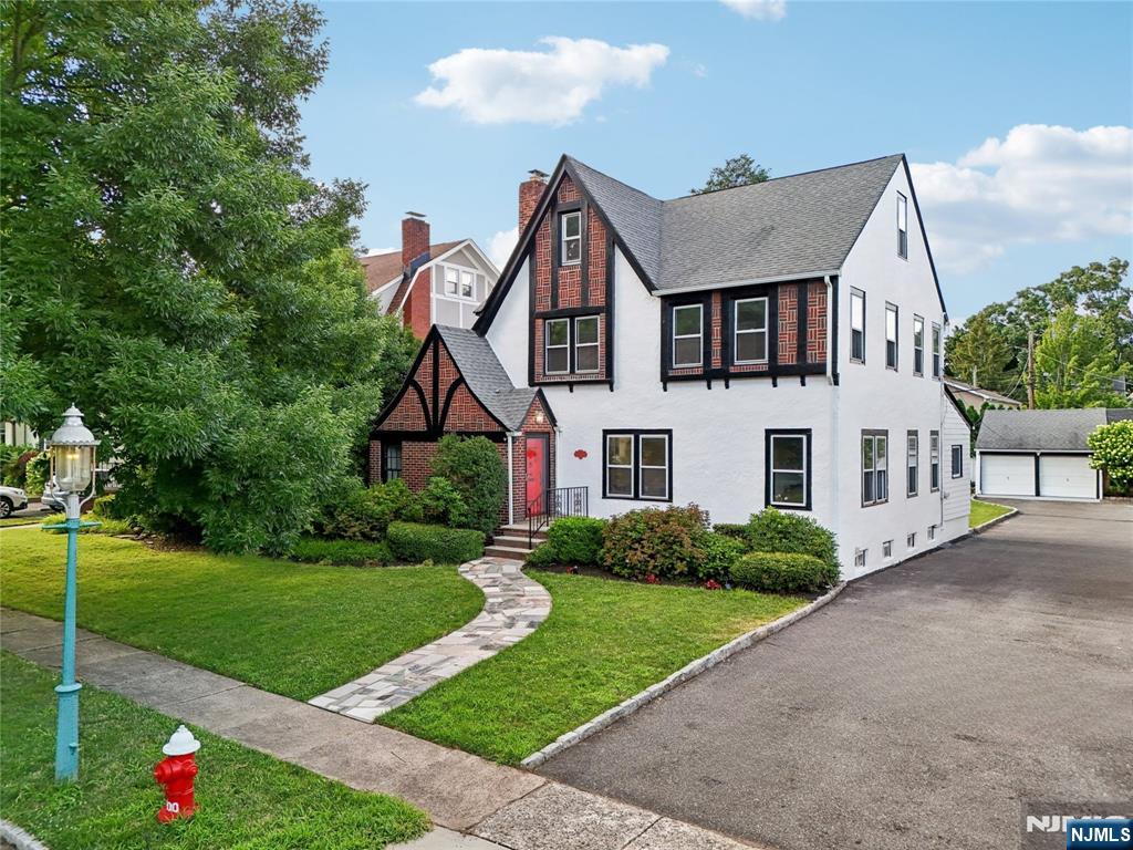 38 Stephen Street, Montclair, New Jersey - 4 Bedrooms  
4 Bathrooms  
12 Rooms - 
