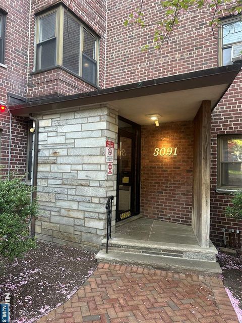 Photo of 3091 Edwin Ave #5J, Fort Lee, NJ 07024 (MLS # 26015073)
