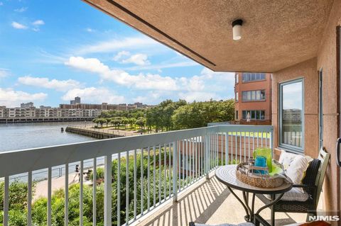 308 Smith Court Edgewater NJ 07020