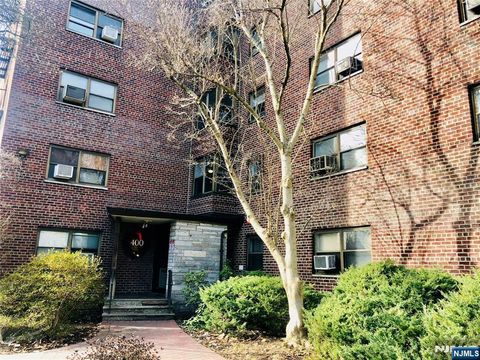 Photo of 400 Fairview Ave #4J, Fort Lee, NJ 07024 (MLS # 26003148)