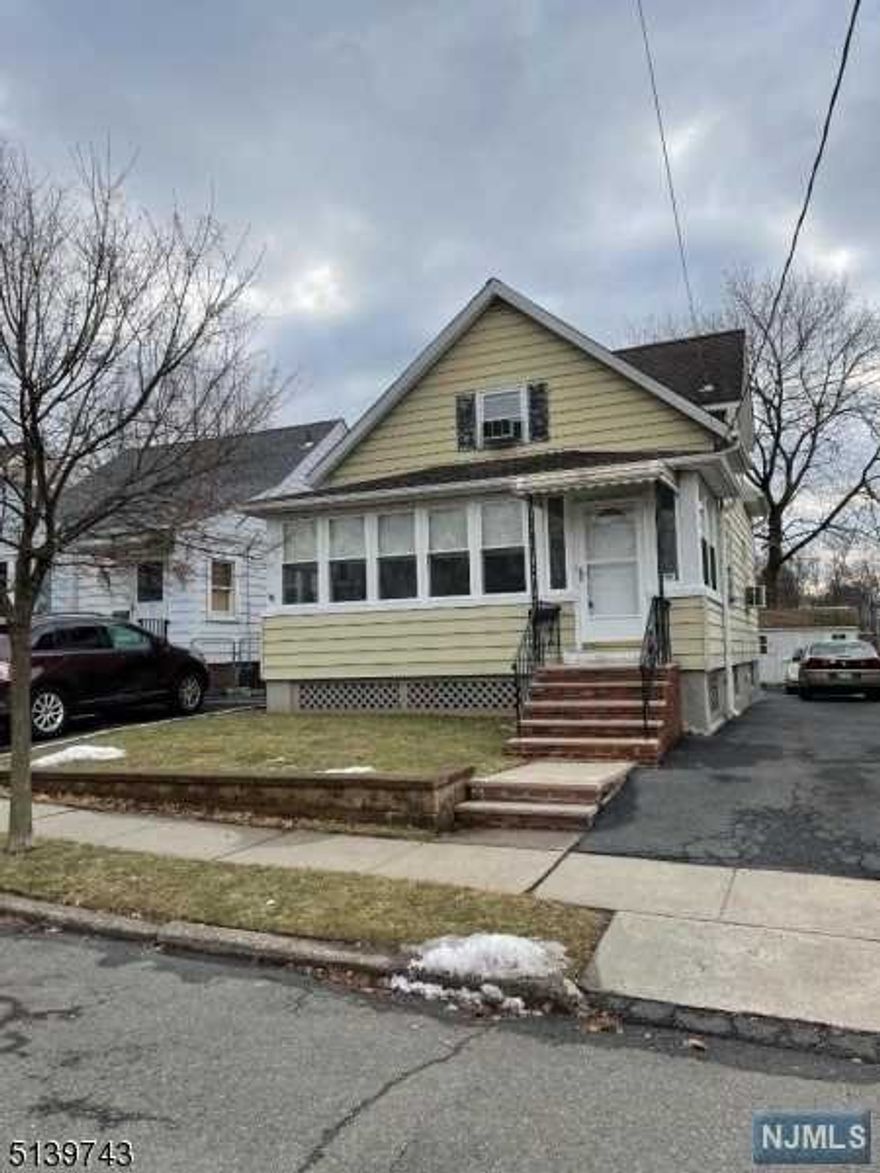 Well Maintained 3 Bedroom 1.5 Bath Home with enclosed Front Porch, Large Eat In Kitchen Located on Dead End Street, Private Back Yard ThatBacks to Park. 4 Car Driveway, Large Shed ( AS IS ) and Full Walkout Basement. Close to Transportation and Shopping!! A MUST SEE !!