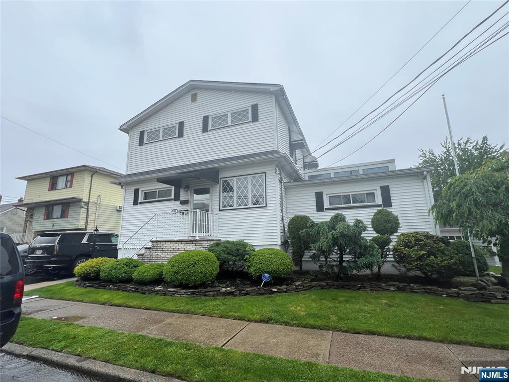Rental Property at 72 Miller Ave 1, Elmwood Park, New Jersey - Bedrooms: 3 
Bathrooms: 2 
Rooms: 10  - $4,500 MO.