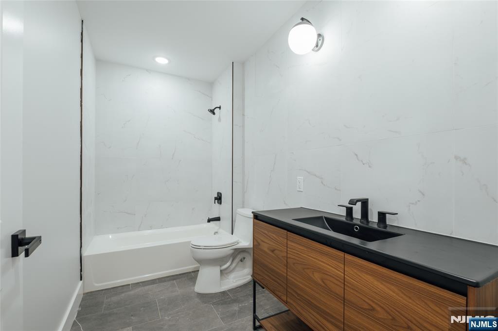 90 Hollywood Avenue 2