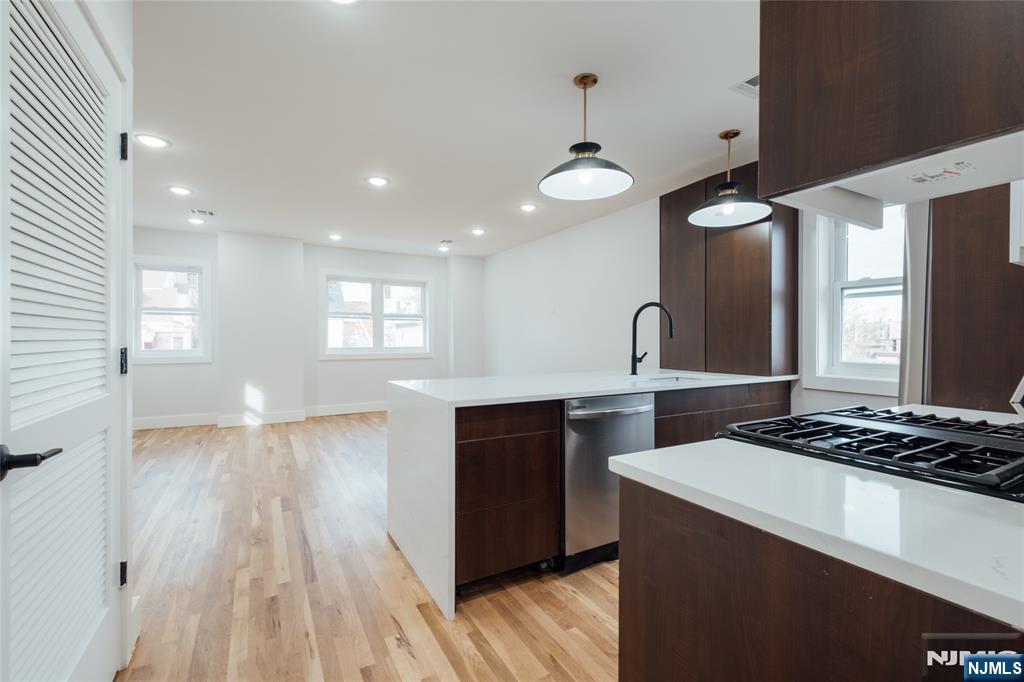 90 Hollywood Avenue 2