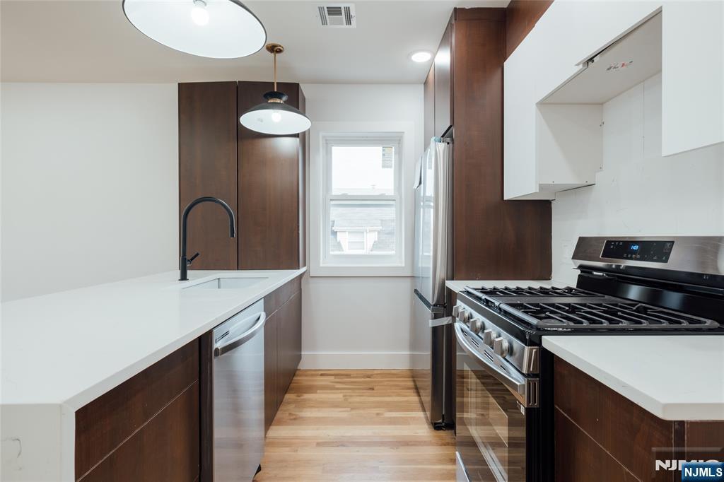 90 Hollywood Avenue 2