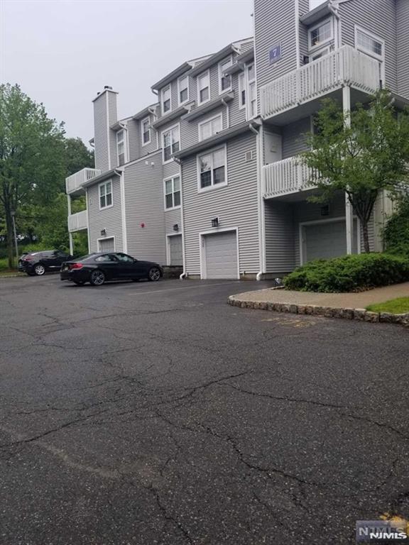 23 Markham Cir, Englewood, New Jersey - 2 Bedrooms  
3 Bathrooms  
6 Rooms - 