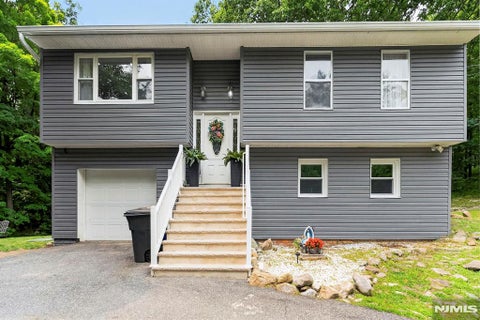 Photo of 5 Lawrence Drive, Vernon, NJ 07422 (MLS # 26027196)