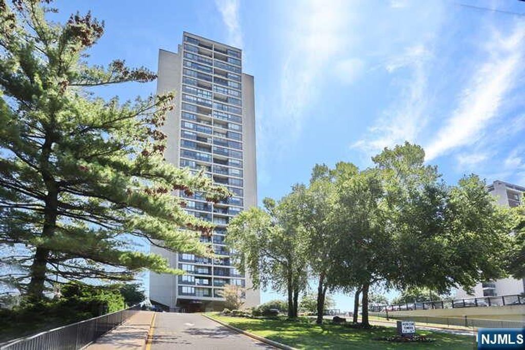 Photo of 5 Horizon Road #404, Fort Lee, NJ 07024 (MLS # 25031943)