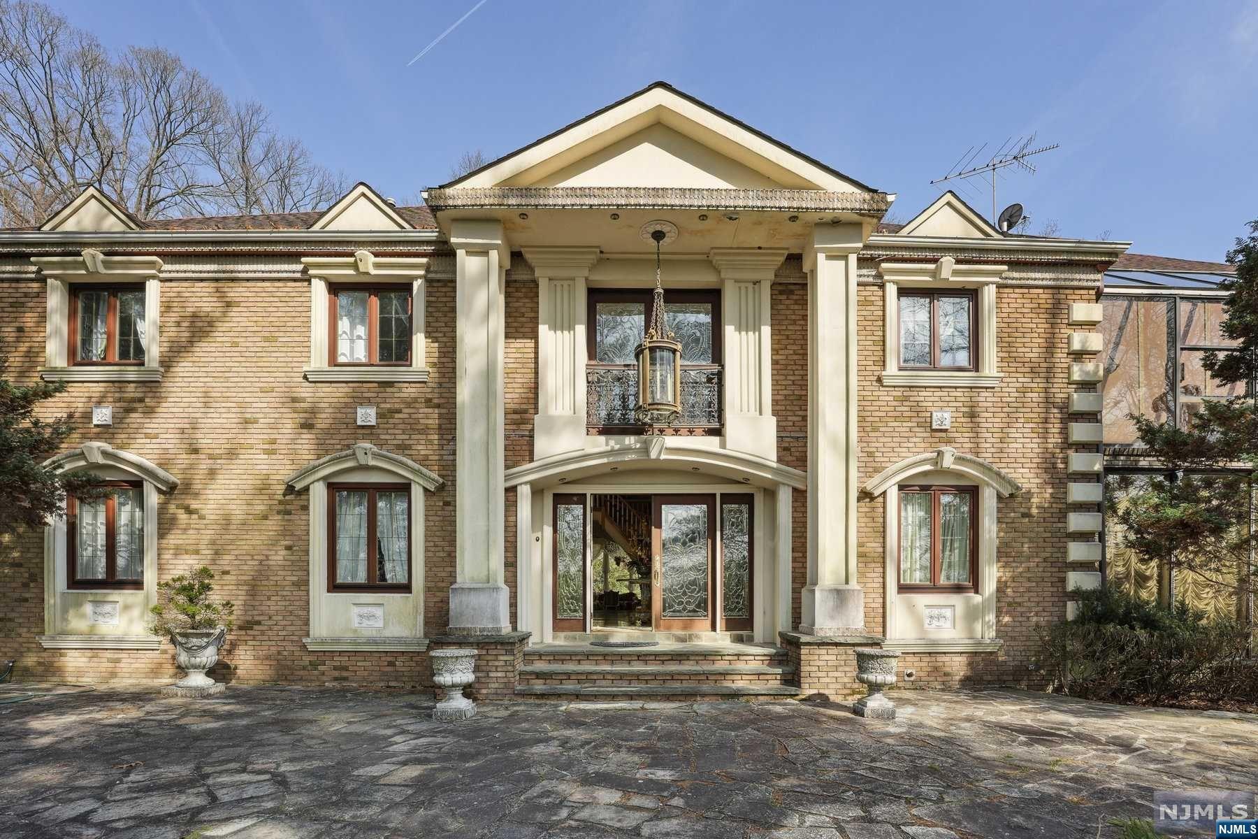 12 E Saddle River Rd, Saddle River, New Jersey - 6 Bedrooms  
8 Bathrooms  
14 Rooms - 