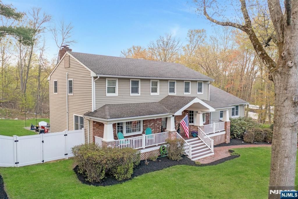 Photo of 25 Dundee Court, Mahwah, NJ 07430 (MLS # 26013832)