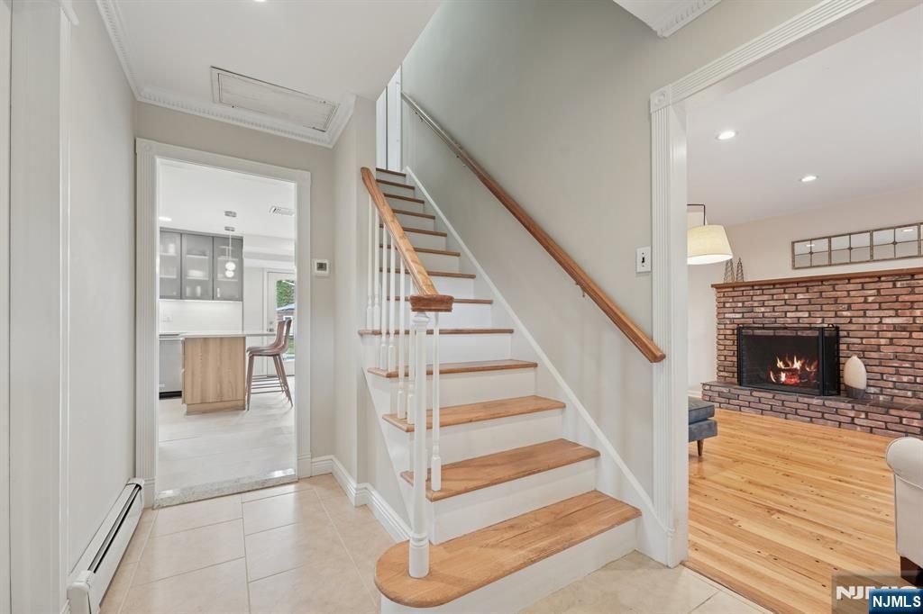 Photo of 10 BISCAYNE Drive, Ramsey, NJ 07446 (MLS # 25035991)