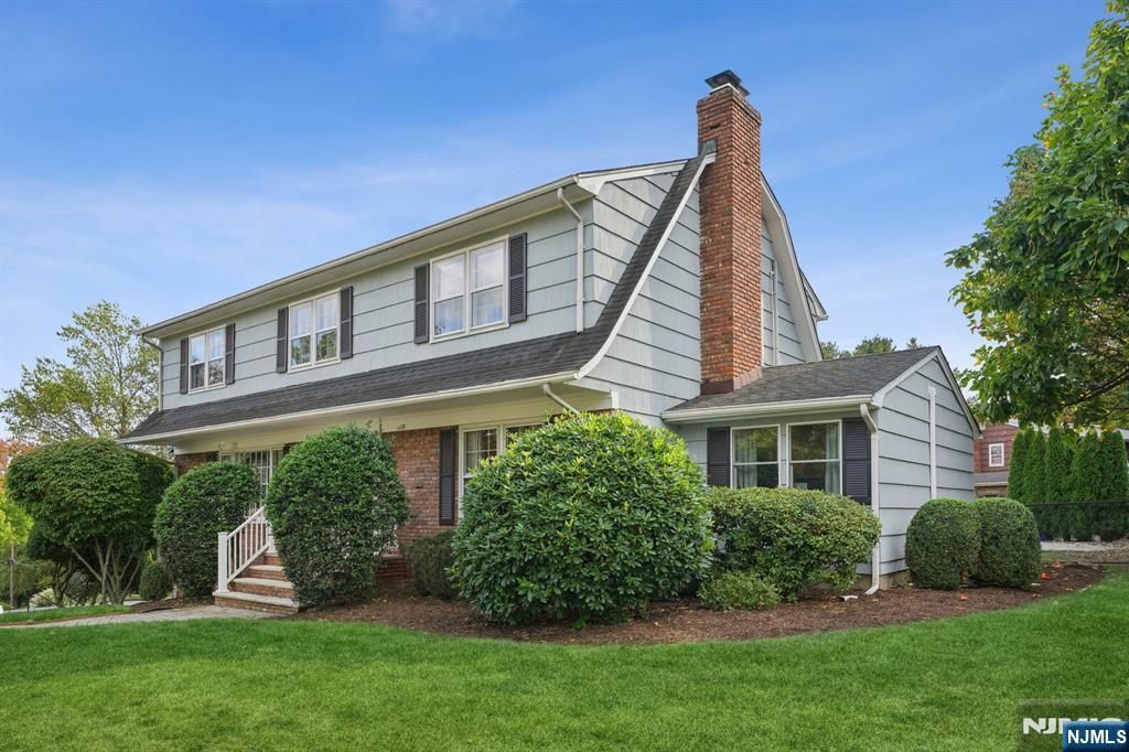 Photo of 10 BISCAYNE Drive, Ramsey, NJ 07446 (MLS # 25035991)