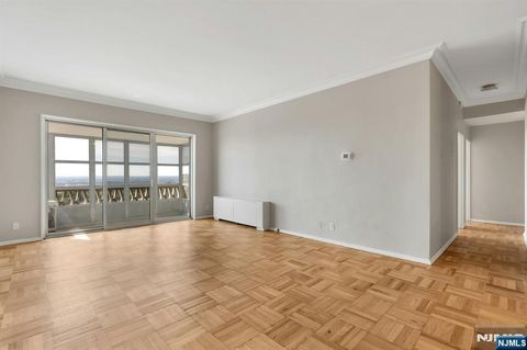 Photo of 2000 Linwood Ave #23X, Fort Lee, NJ 07024 (MLS # 25035315)