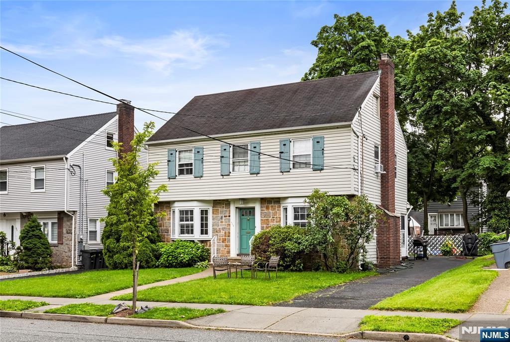 Property for Sale at 403 South Parkway, Clifton, New Jersey - Bedrooms: 3 
Bathrooms: 3 
Rooms: 7  - $725,000