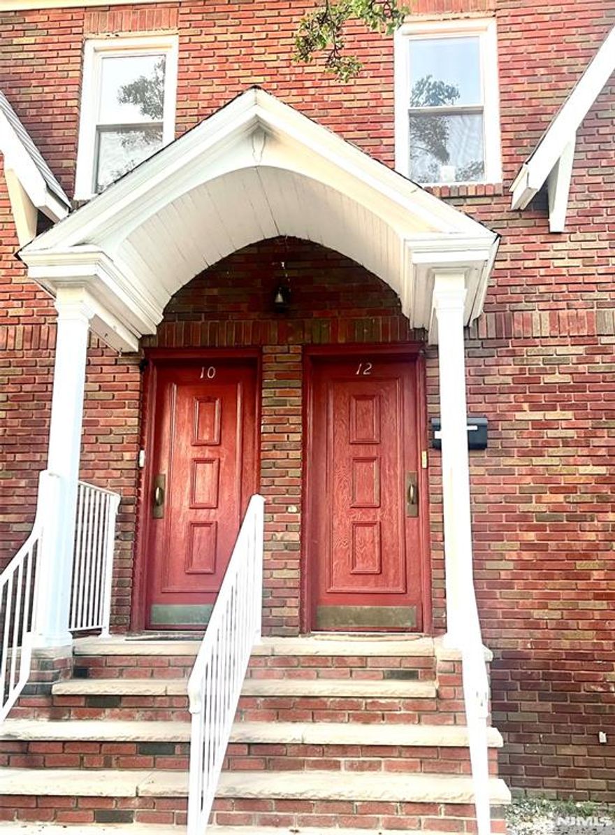 Spacious 3-bedroom, 1-bath apartment featuring a modern kitchen with dishwasher and access to a shared backyard. Located in a quiet area with convenient access to schools, shopping, and public transportation. Please refer to the remarks for showing instructions and additional details.