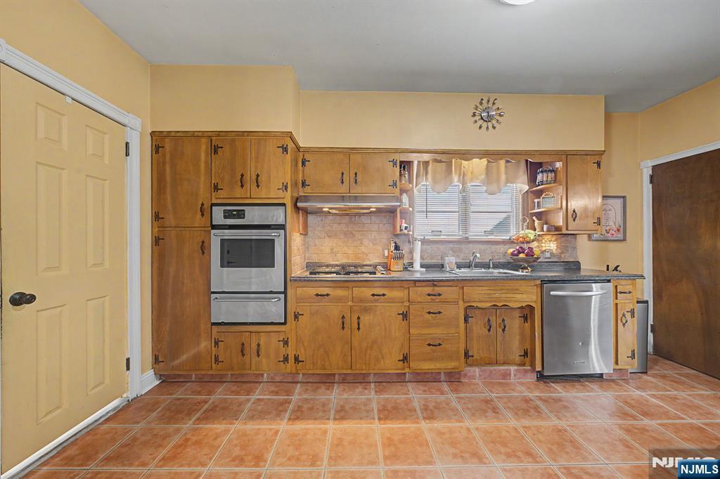 Photo of 103 Chamberlain Avenue, Paterson, NJ 07502 (MLS # 26018076)