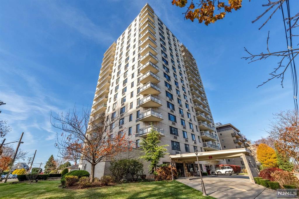 Fabulous 1 Bedroom / 1 Bathroom + Den at The Baridge House in Hacksensack, on the ultra-desirable Prospect Avenue! This totally renovated apartment is very spacious. Bright and sunny with a large balcony. It's south-east exposure provides so much natural lighting. Features include a welcoming entrance foyer, a recently renovated kitchen with SS appliances, beautiful countertops, and soft-close cabinetry. Luxe upgrades include a heated bathroom floor, California Closet in Bedroom, newer electrical panel & windows. Storage in Basement and Laundry Room across the hall. Building Amenities include - 24hr Concierge, Pool, Gym, Sauna, Meeting Room & Visitor's Parking. 1 Indoor Parking Space included. Bus to NYC right outside your front door. FHA Approved Building. Truly luxurious living. Hackensack is booming with new developement, plenty of shopping, and easy access to all major highways. Do not miss this amazing condo.