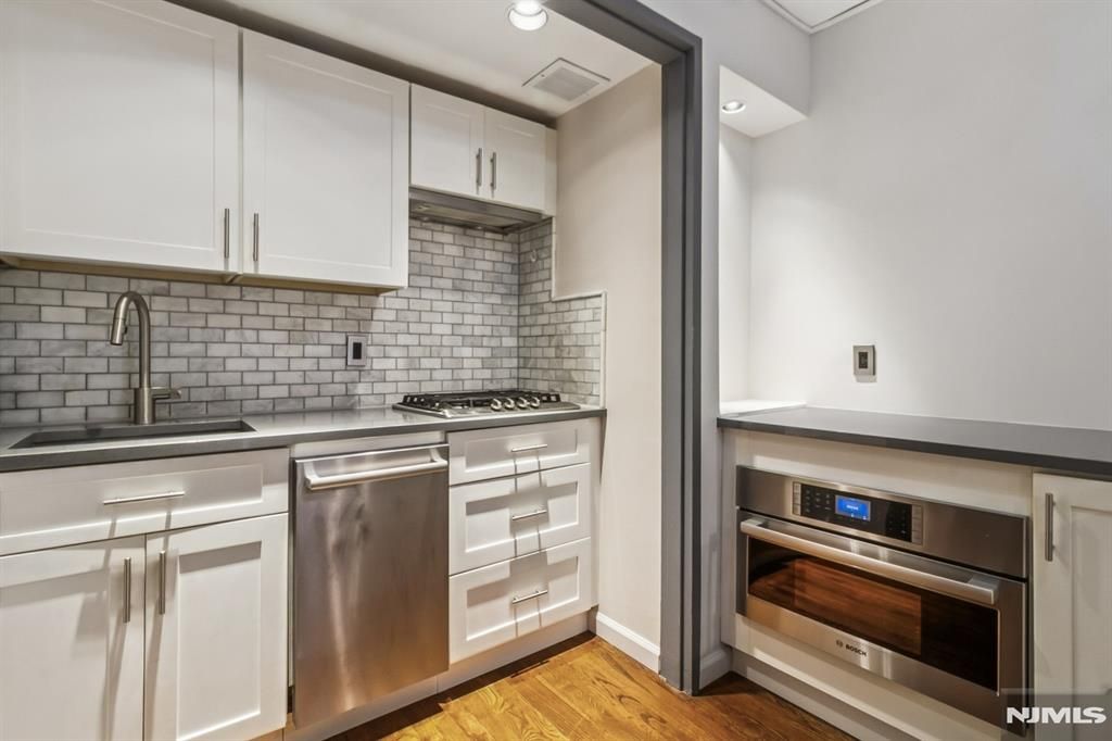 Photo of 3050 Edwin Avenue #2D, Fort Lee, NJ 07024 (MLS # 25033714)