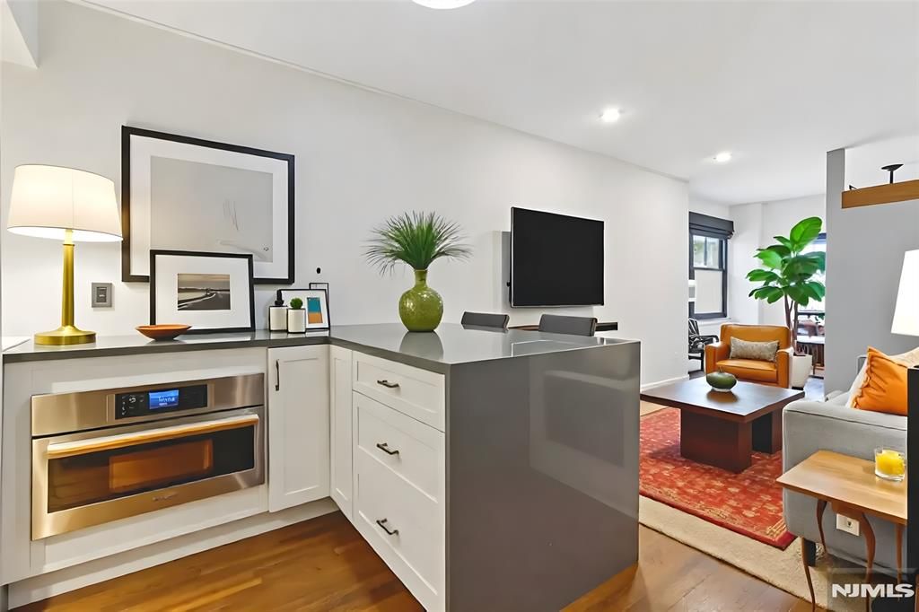 Photo of 3050 Edwin Avenue #2D, Fort Lee, NJ 07024 (MLS # 25033714)