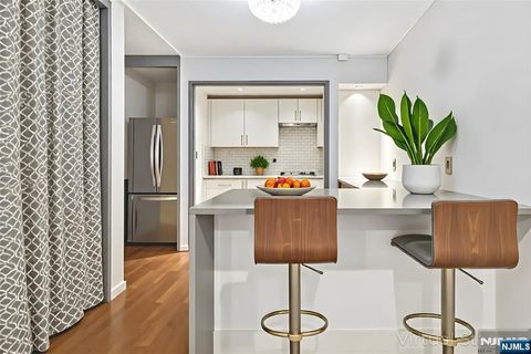 Photo of 3050 Edwin Avenue #2D, Fort Lee, NJ 07024 (MLS # 25033714)