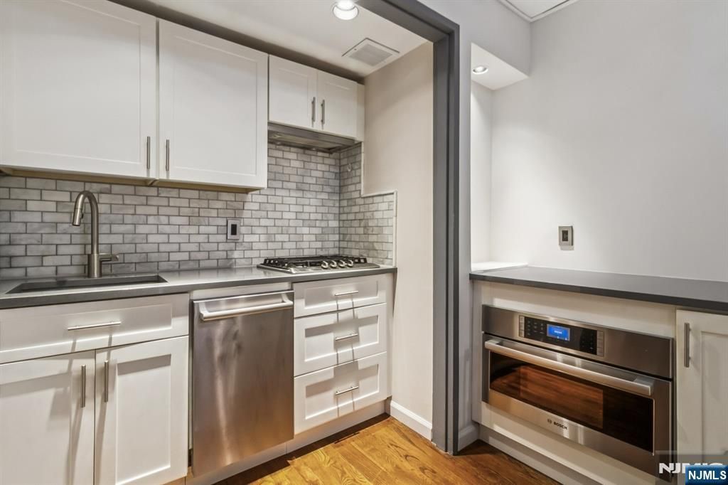 Photo of 3050 Edwin Avenue #2D, Fort Lee, NJ 07024 (MLS # 25033714)