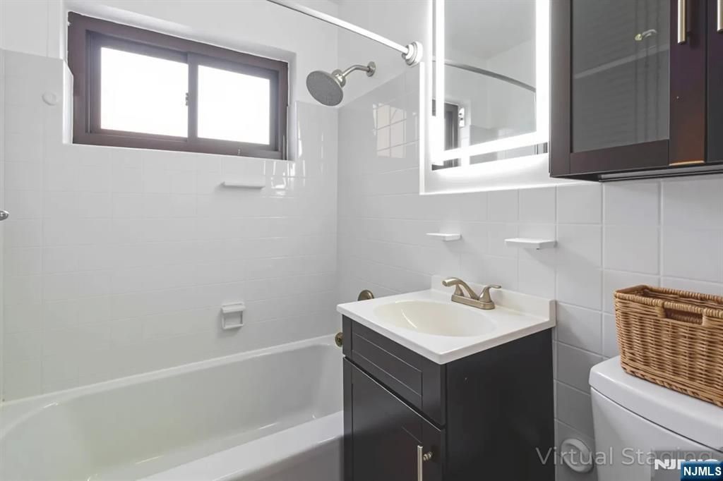 Photo of 3050 Edwin Avenue #2D, Fort Lee, NJ 07024 (MLS # 25033714)