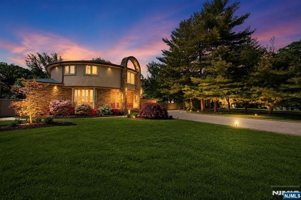 Photo of 290 Dunkerhook Road, Paramus, NJ 07652 (MLS # 26013355)