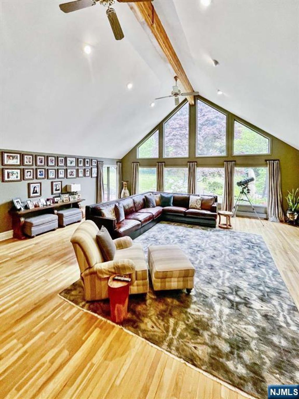 Photo of 33 Woodfield Lane, Saddle River, NJ 07458 (MLS # 25027185)