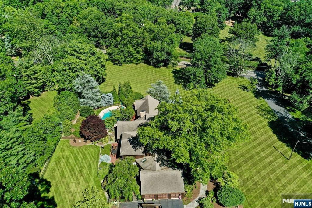 Photo of 33 Woodfield Lane, Saddle River, NJ 07458 (MLS # 25027185)