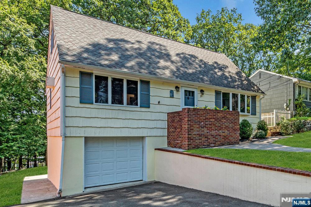 29 Manito Avenue