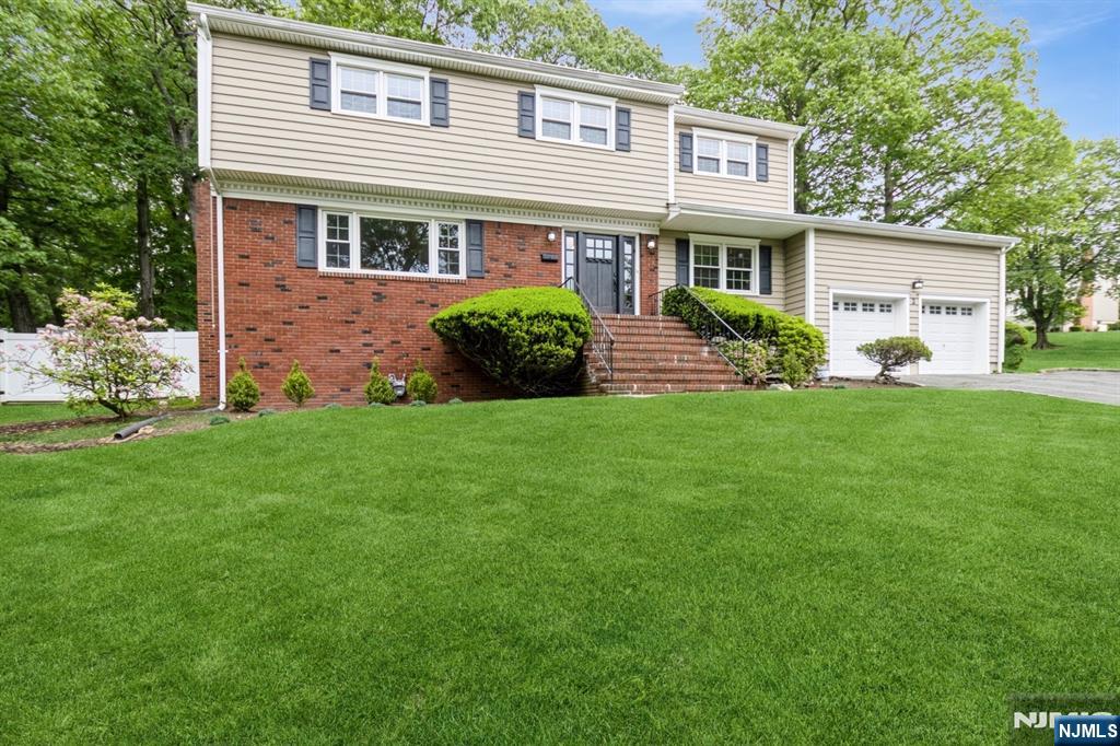 Property for Sale at 2 Chaucer Court, Livingston, New Jersey - Bedrooms: 4 
Bathrooms: 3 
Rooms: 9  - $1,300,000
