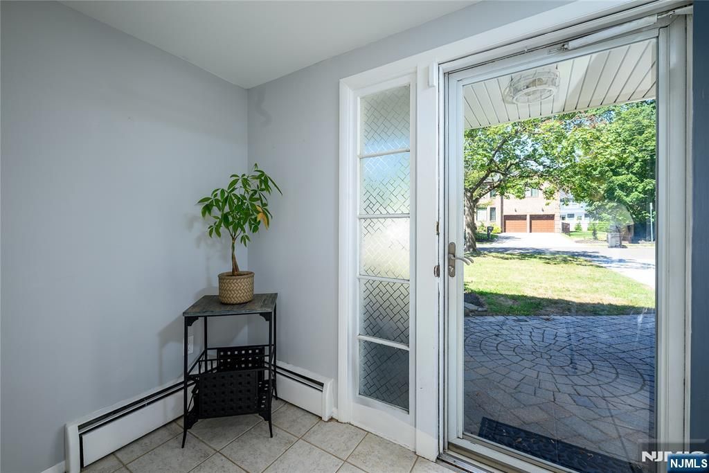 Photo of 624 West Drive, Paramus, NJ 07652 (MLS # 26004334)