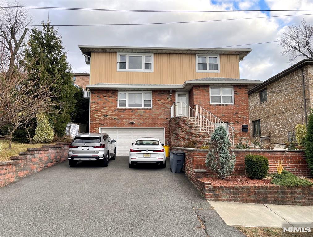 452 7th St 1Floor, Palisades Park, New Jersey - 3 Bedrooms  
2 Bathrooms  
8 Rooms - 