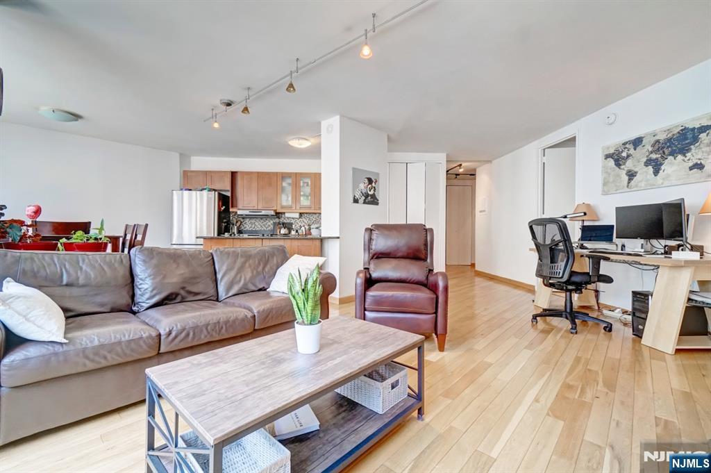 7004 Boulevard East 2B