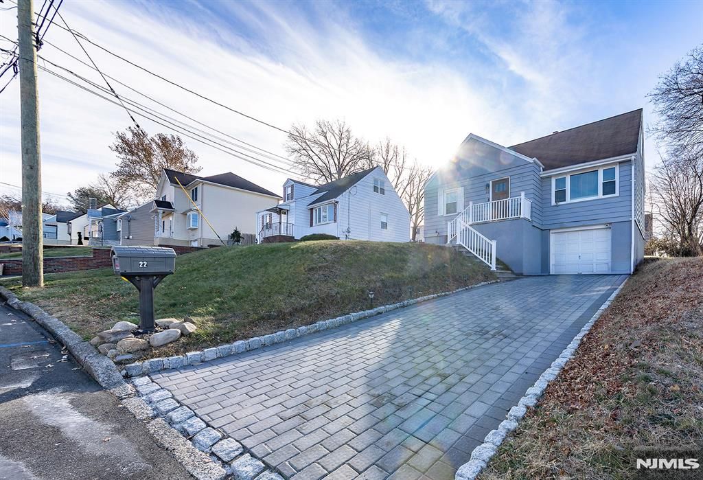 Photo of 22 Ridgeview Drive, Woodland Park, NJ 07424 (MLS # 25042699)