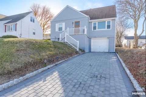 Photo of 22 Ridgeview Drive, Woodland Park, NJ 07424 (MLS # 25042699)